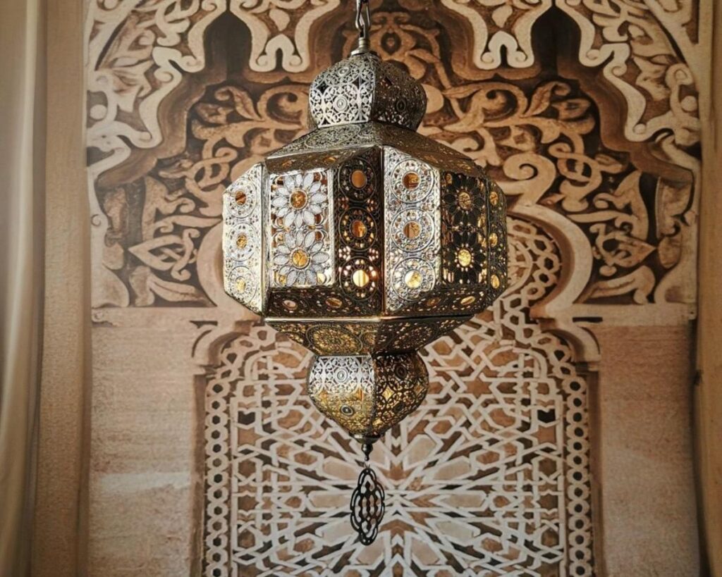 Suspension marocaine ambiance orientale, allumée, suspendue, décoration orientale .