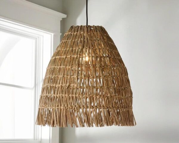 Suspension marocaine en rotin ambiance chaleureuse, avec la lumière allumé, de couleur beige naturel et suspendu. Le fond est beige clair.