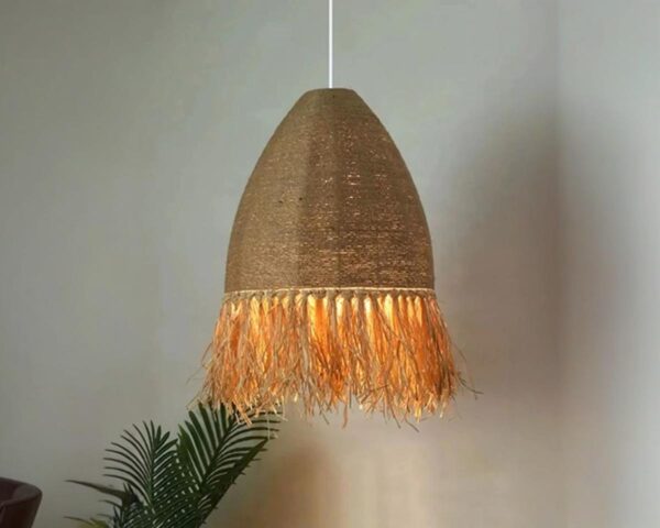Suspension marocaine en rotin design rétro, de couleur marron, naturel, lampe allumée.