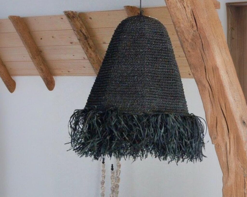 Suspension marocaine en rotin design rétro, de couleur marron, naturel, lampe allumée.
