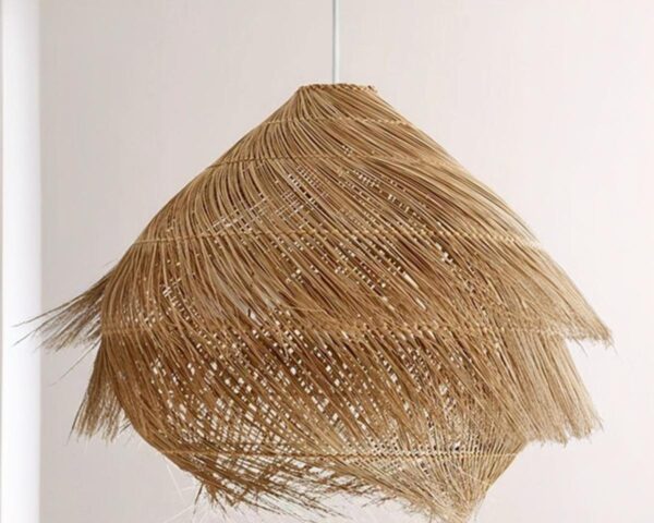Suspension marocaine en rotin design vintage, de couleur beige.