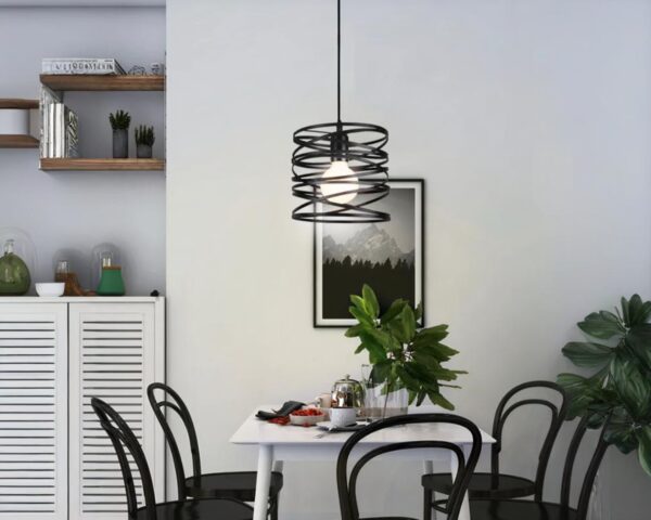 Suspension métal en forme de spirale au-dessus d'une table blanche avec des chaises en métal noir.