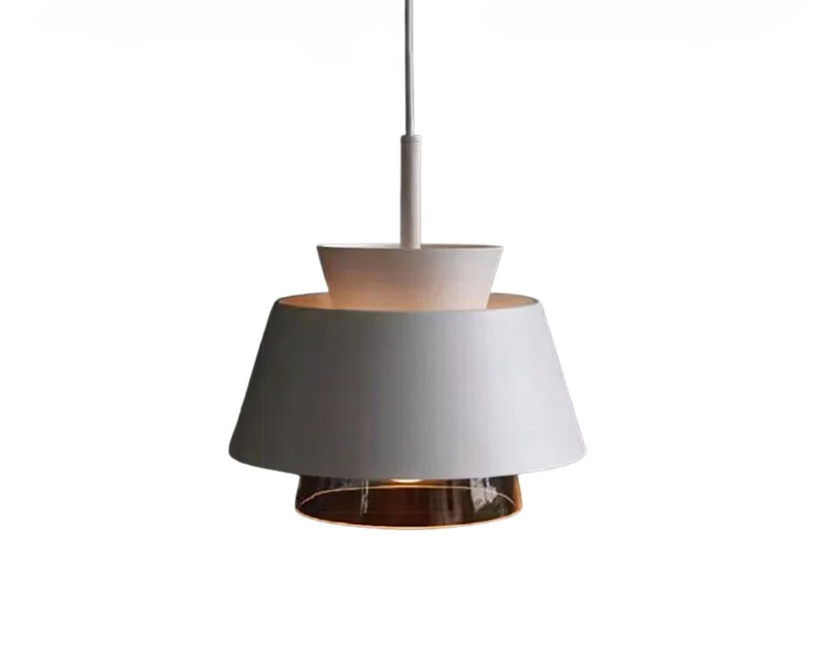 Suspension métal moderne et épurée sur fond blanc