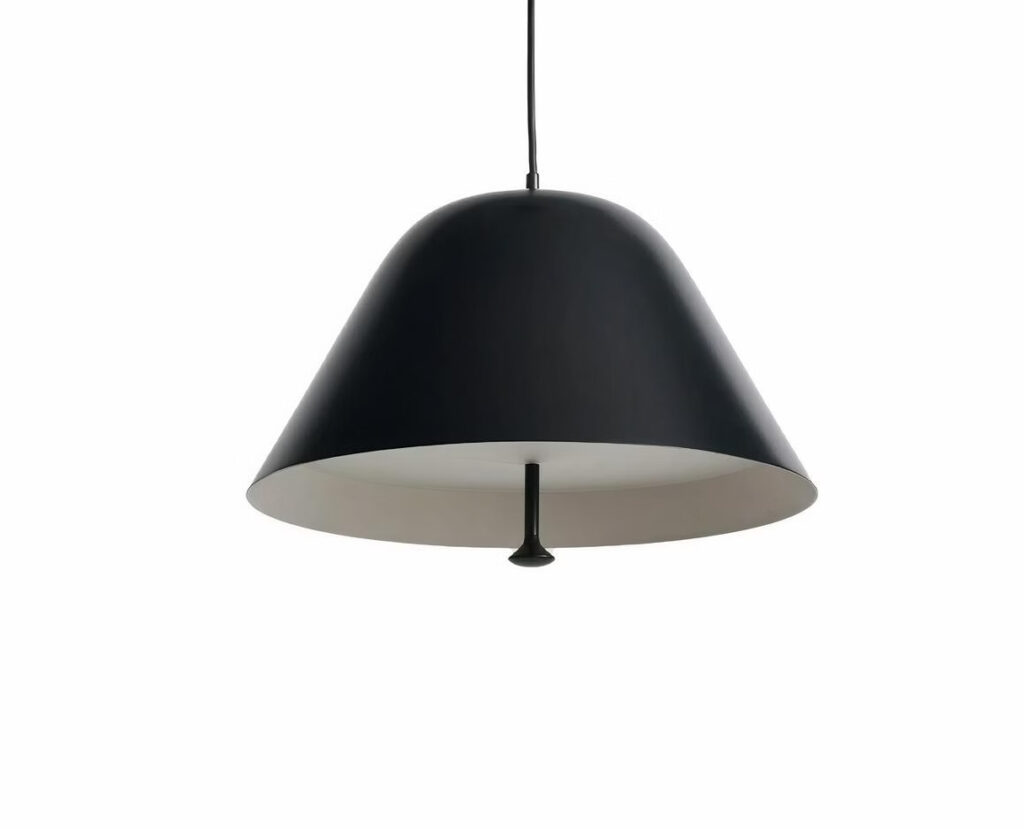 Suspension métal nordique et minimaliste sur fond blanc