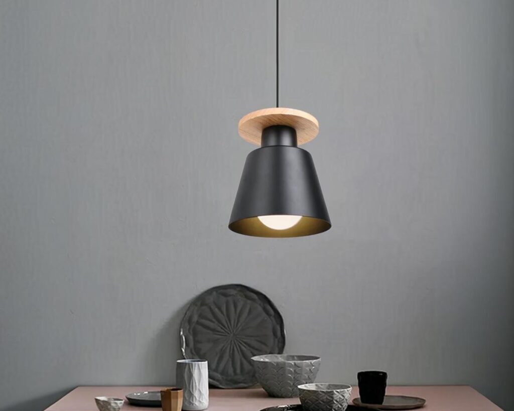 Suspension métal scandinave et design sur fond gris.