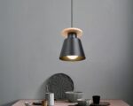 Suspension métal scandinave et design sur fond gris.