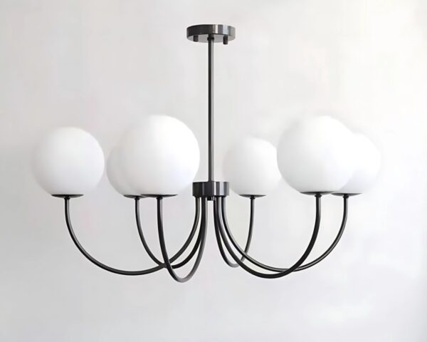 Suspension métal avec six boules sur fond gris.