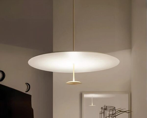 Suspension métal chic au style minimaliste dorée allumée dans un intérieur