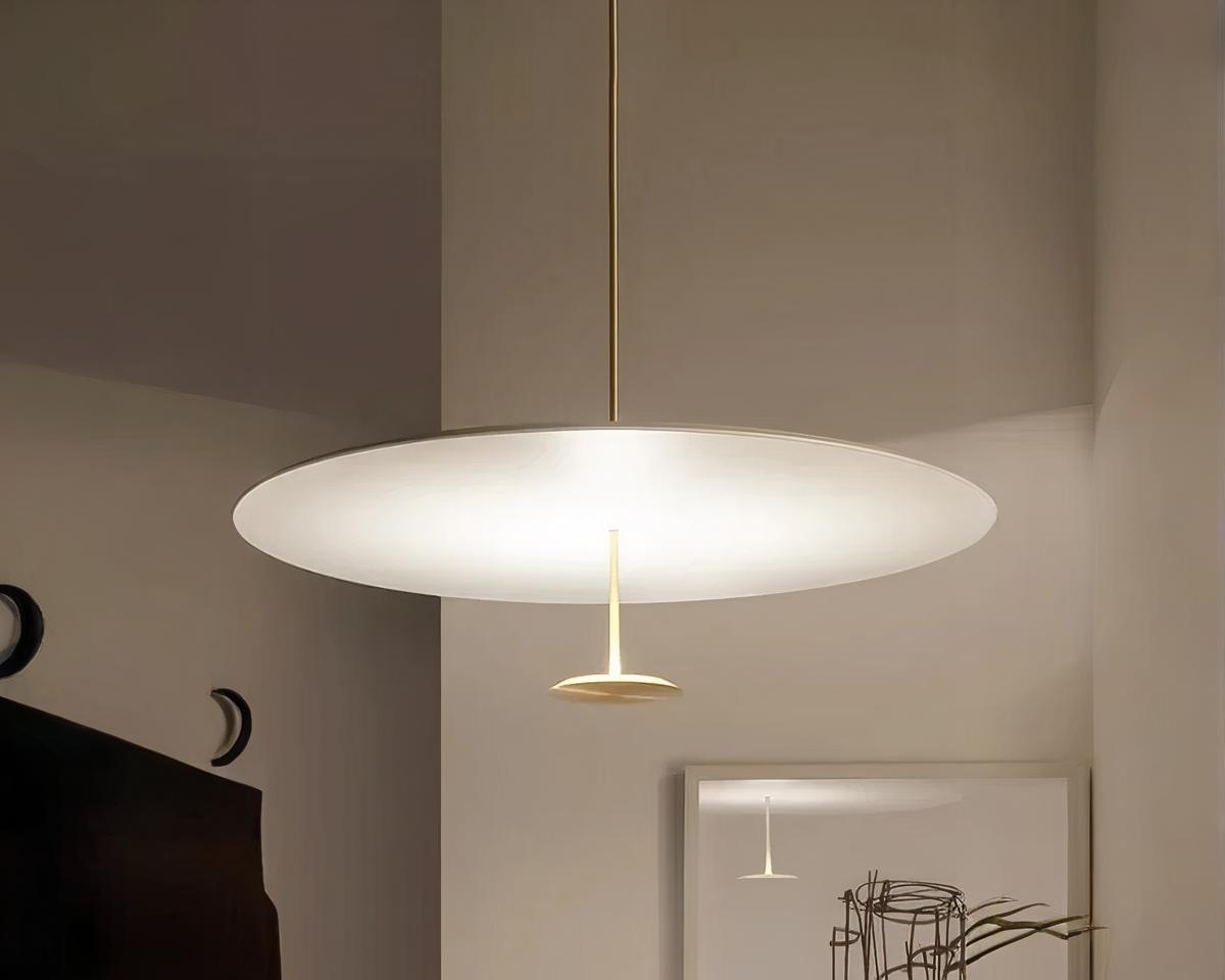 Suspension métal chic au style minimaliste dorée allumée dans un intérieur
