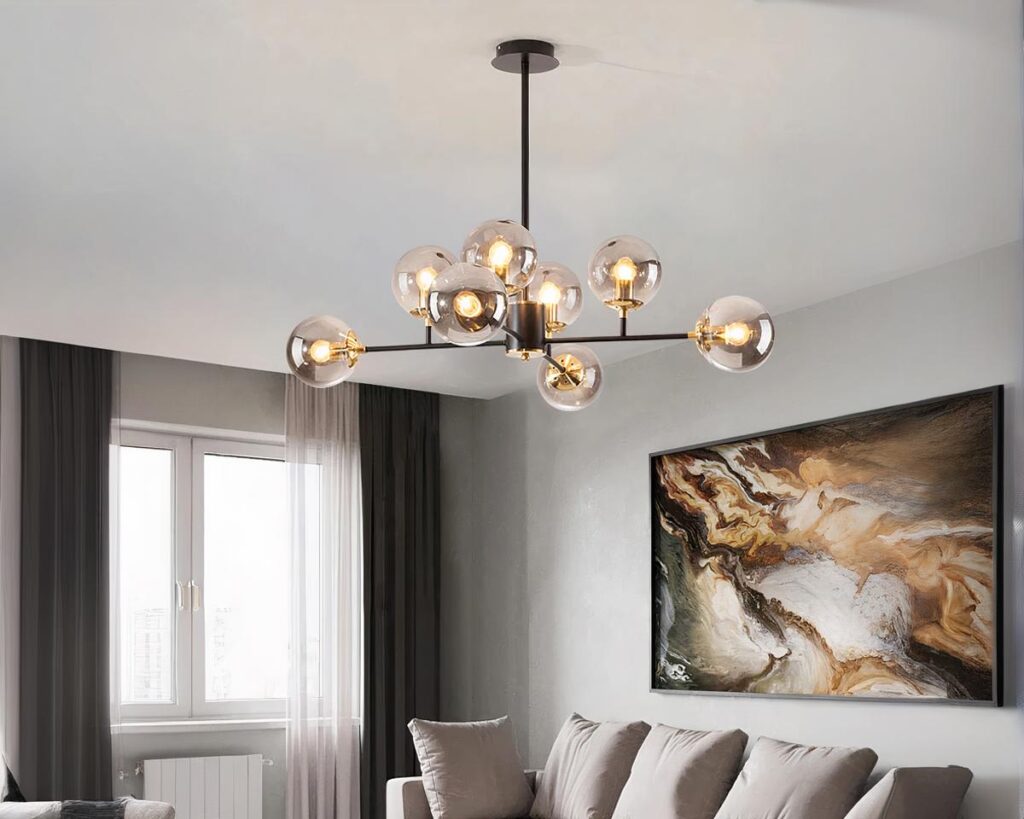 Suspension moderne LED à 8 boules en verre fumé dans un salon