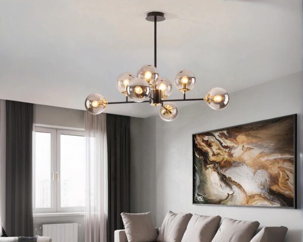 Suspension moderne LED à 8 boules en verre fumé dans un salon
