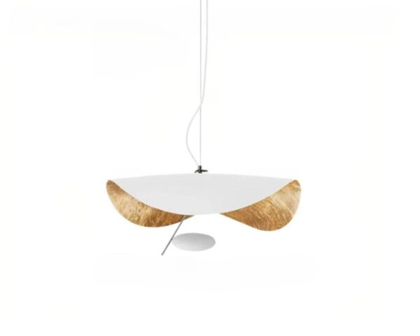 Suspension moderne LED au design de chapeau sur fond blanc