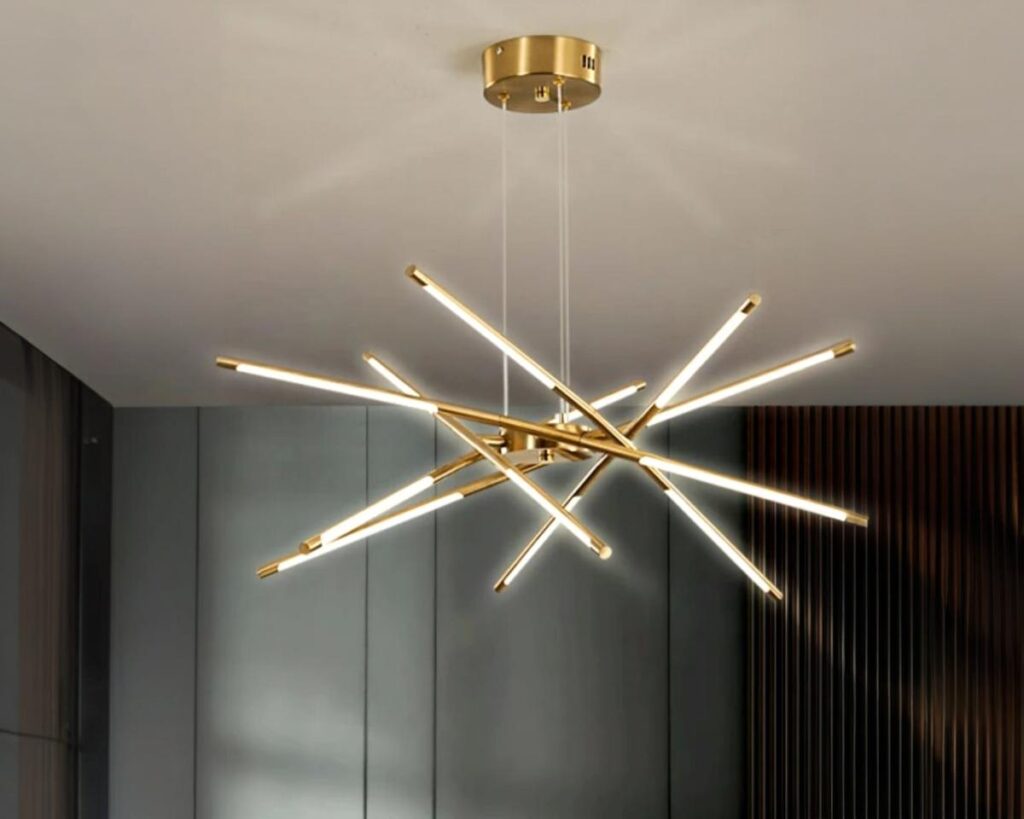 Suspension moderne LED dorée à 12 têtes sur un plafond
