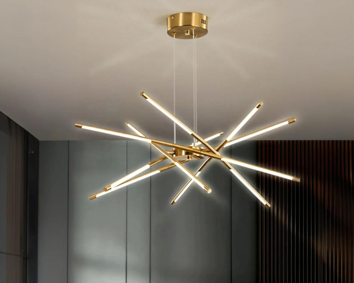 Suspension moderne LED dorée à 12 têtes sur un plafond