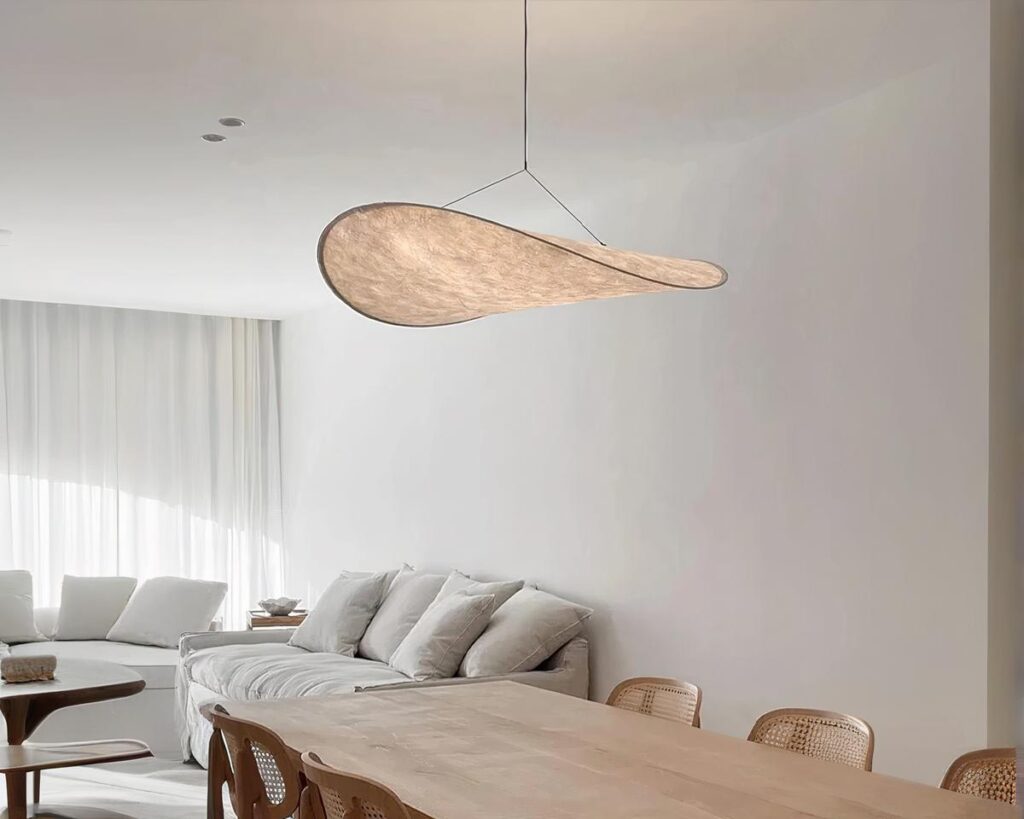 Suspension moderne LED en forme de pétale sur fond gris au-dessus d'une table