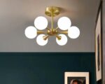 Suspension multiple chic et élégante en cuivre allumée dans un intérieur
