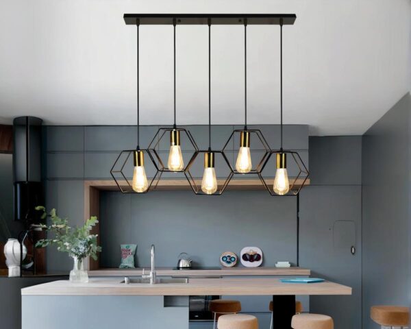 Suspension multiple design et moderne au style industriel allumée dans une salle à manger