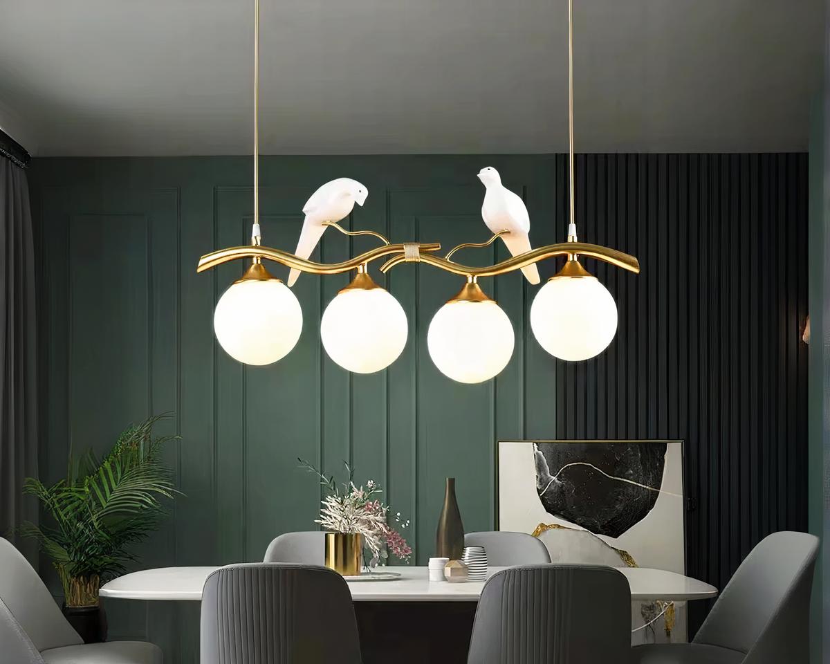 Suspension multiple élégante décorée d'oiseaux allumée au-dessus d'une table à manger