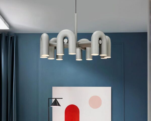 Suspension multiple moderne et réglable au style minimaliste grise allumée dans un intérieur