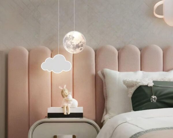 Suspension nuage créative avec lune dans une chambre avec une tête de lit rose au-dessus d'une table de chevet.