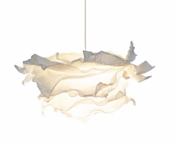 Suspension nuage nordique au design créatif sur fond blanc.