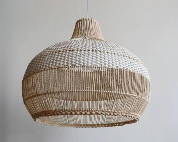Suspension osier charme naturel, suspendue. Elle est de couleur beige et blanche. Fond gris clair.