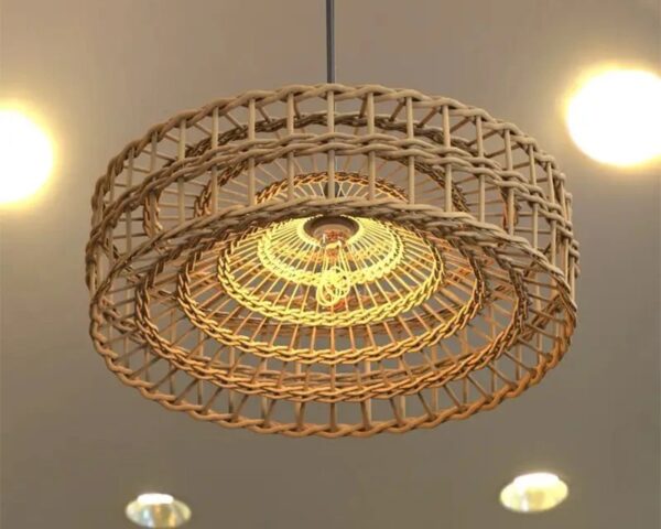 Suspension osier ronde et élégante, de couleur beige, suspendue au plafond.