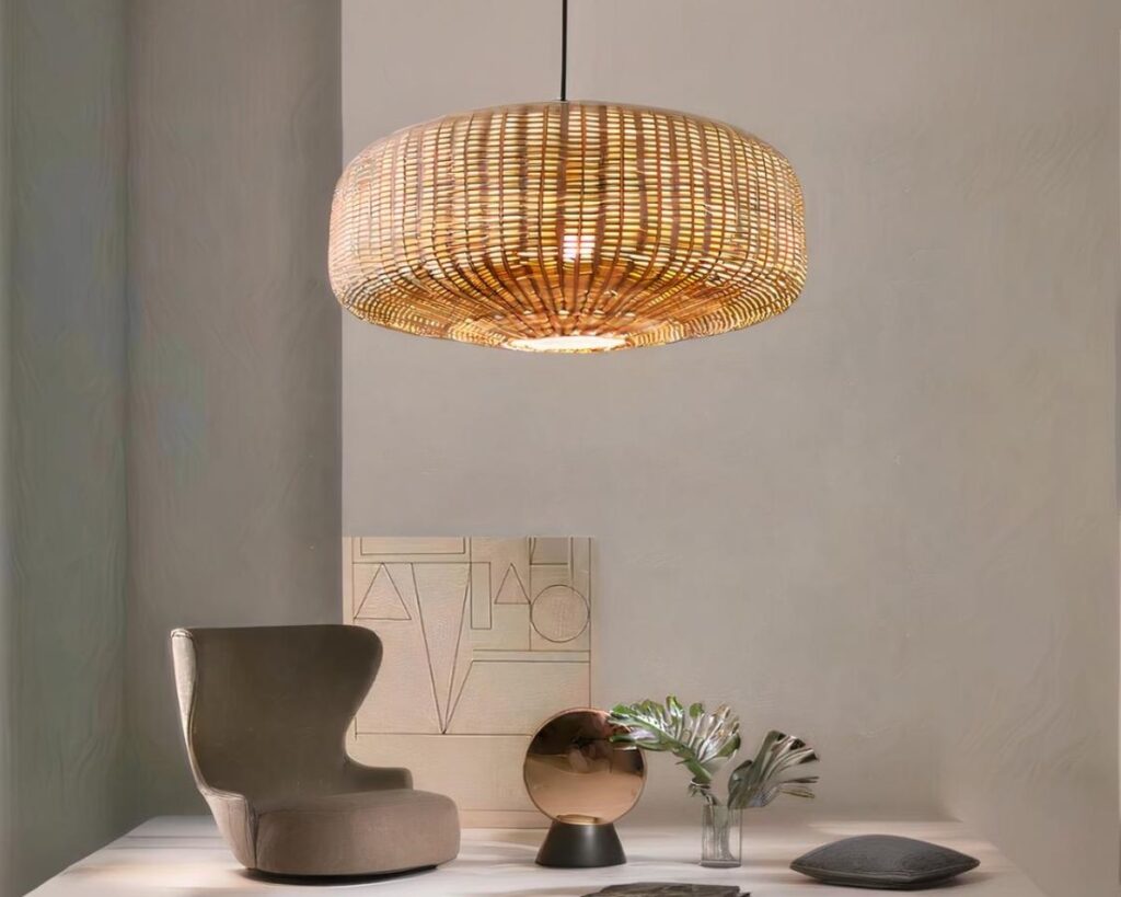 Suspension osier rondeur lumineuse, de forme ronde, de couleur marron et suspendue dans un salon ambiance zen.