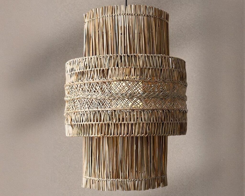 Suspension osier style architectural, de couleur beige et en forme de tube, suspendue . Fond beige clair.