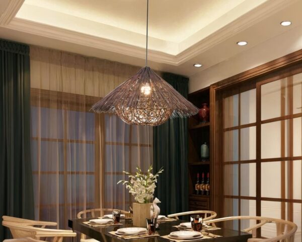 Suspension paille LED ajourée style chinois au-dessus d'une table avec des fenêtres et un rideau en fond.