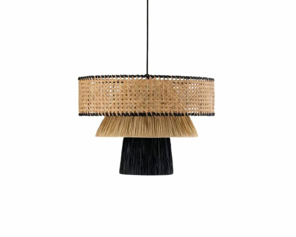 Suspension paille LED élégante et tresse de couleur beige et noire sur le bas. Sur fond blanc.