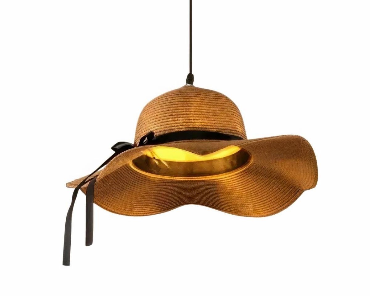 Suspension paille LED style chapeau avec bandeau noir sur fond blanc.