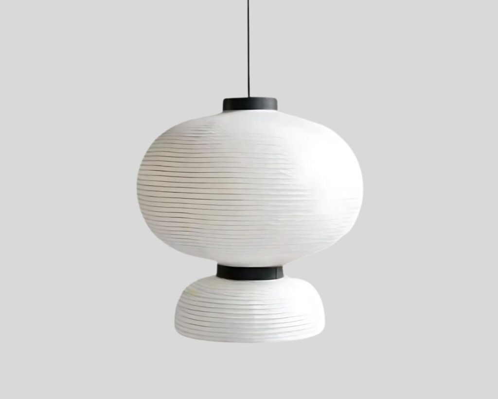 Suspension papier japonais au style artistique sur fond gris.