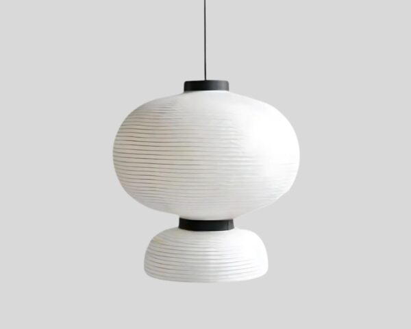 Suspension papier japonais au style artistique sur fond gris.