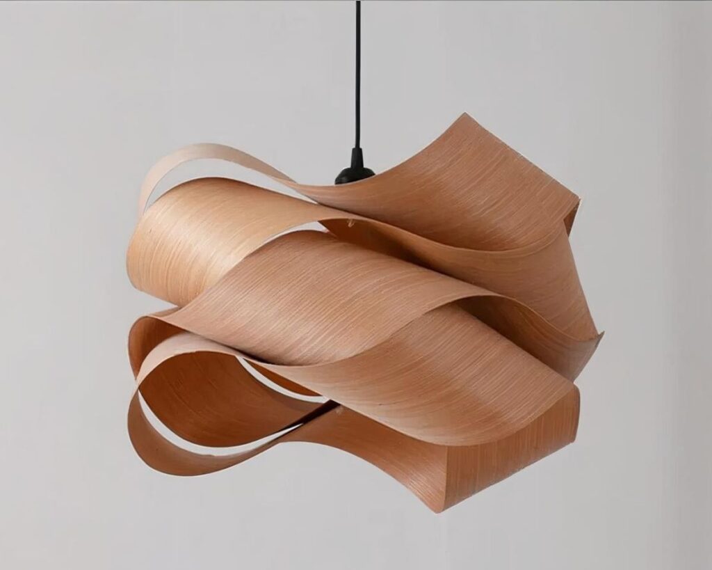 Suspension bois décorative et artistique sur fond gris.