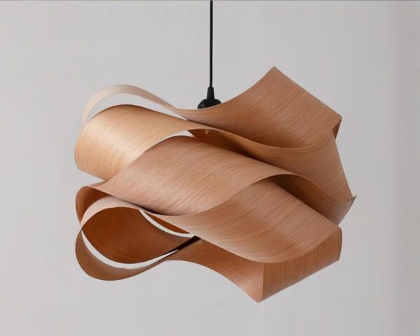 Suspension bois décorative et artistique sur fond gris.