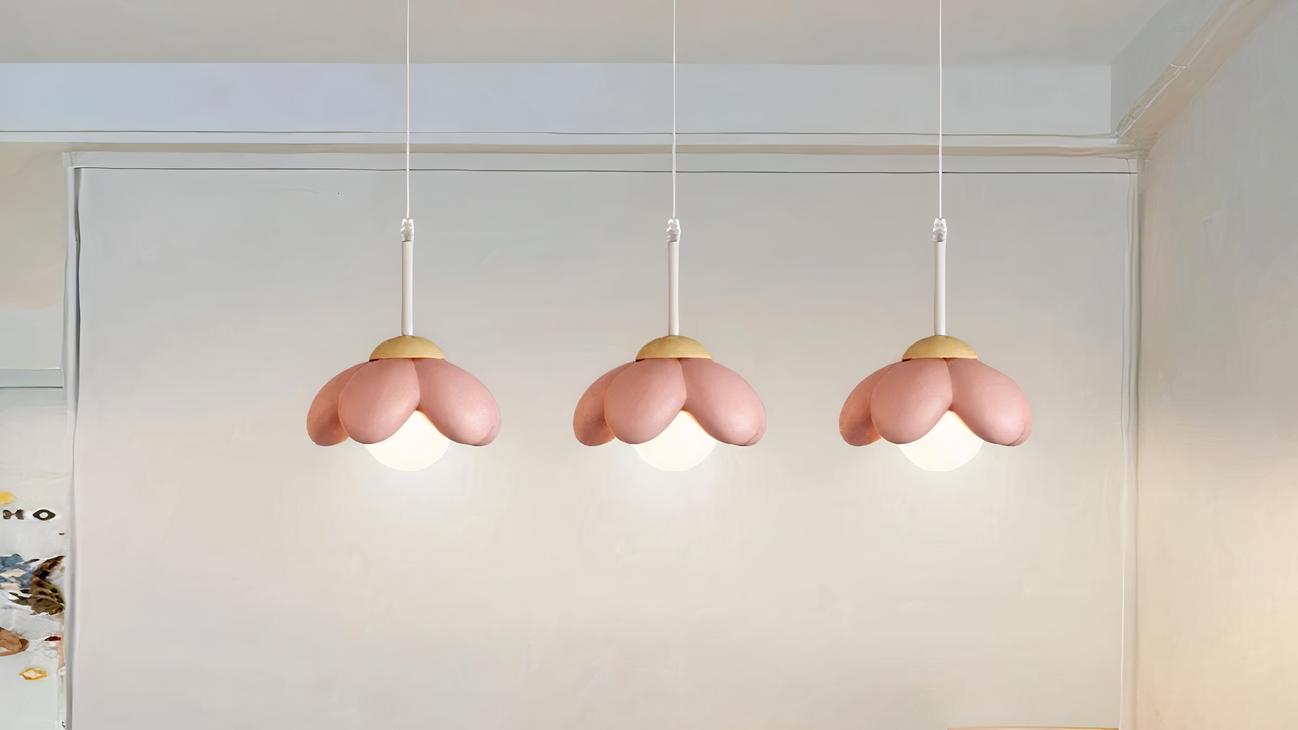 IMG_08_2024_suspension_petale_rose_trois_tetes_03-image-3.jpg