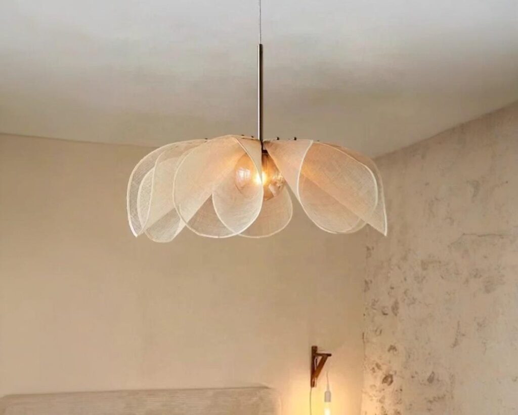 Suspension pétale de style japonais sur fond beige