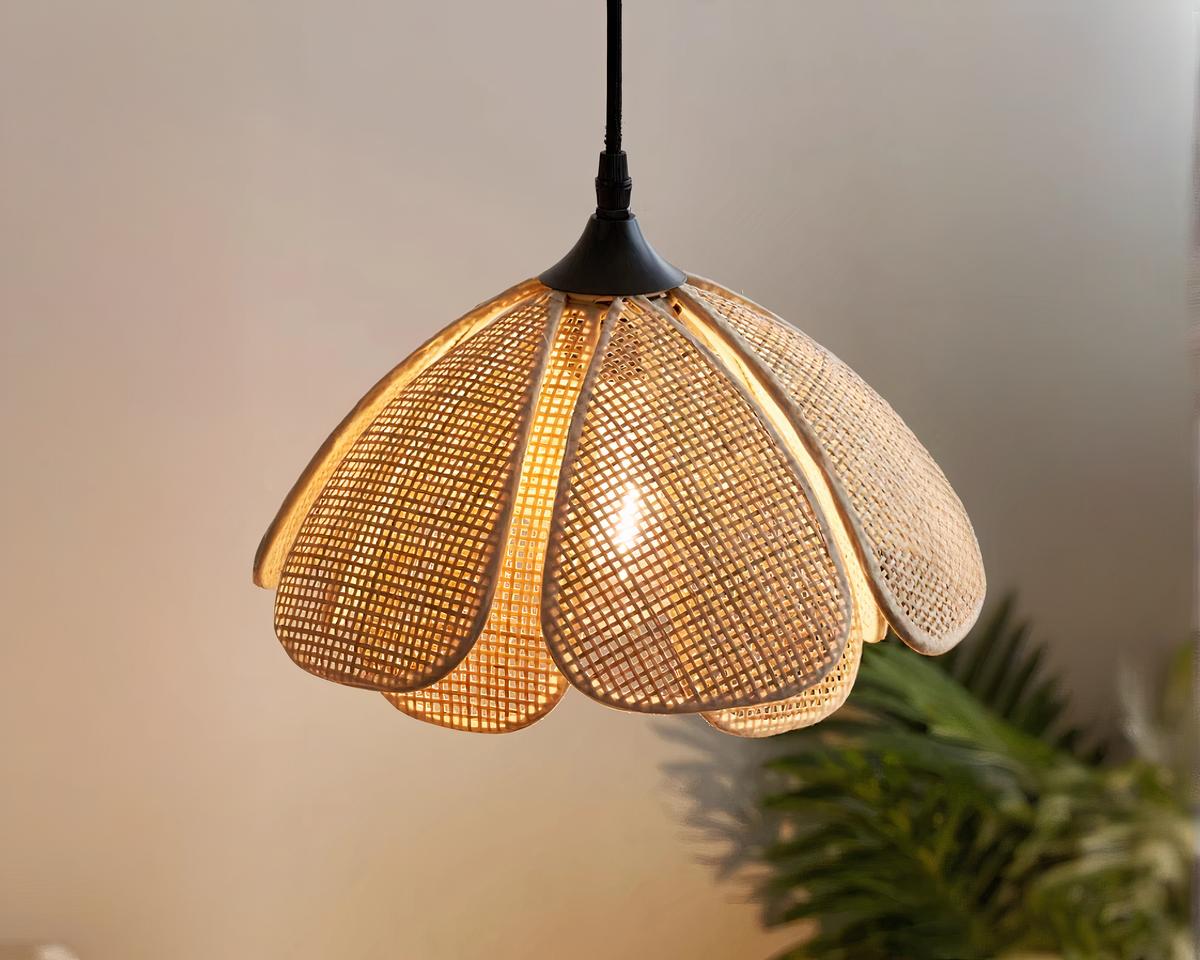 IMG_08_2024_suspension_petale_vintage_rotin_02 Suspension pétale vintage en rotin sur fond gris