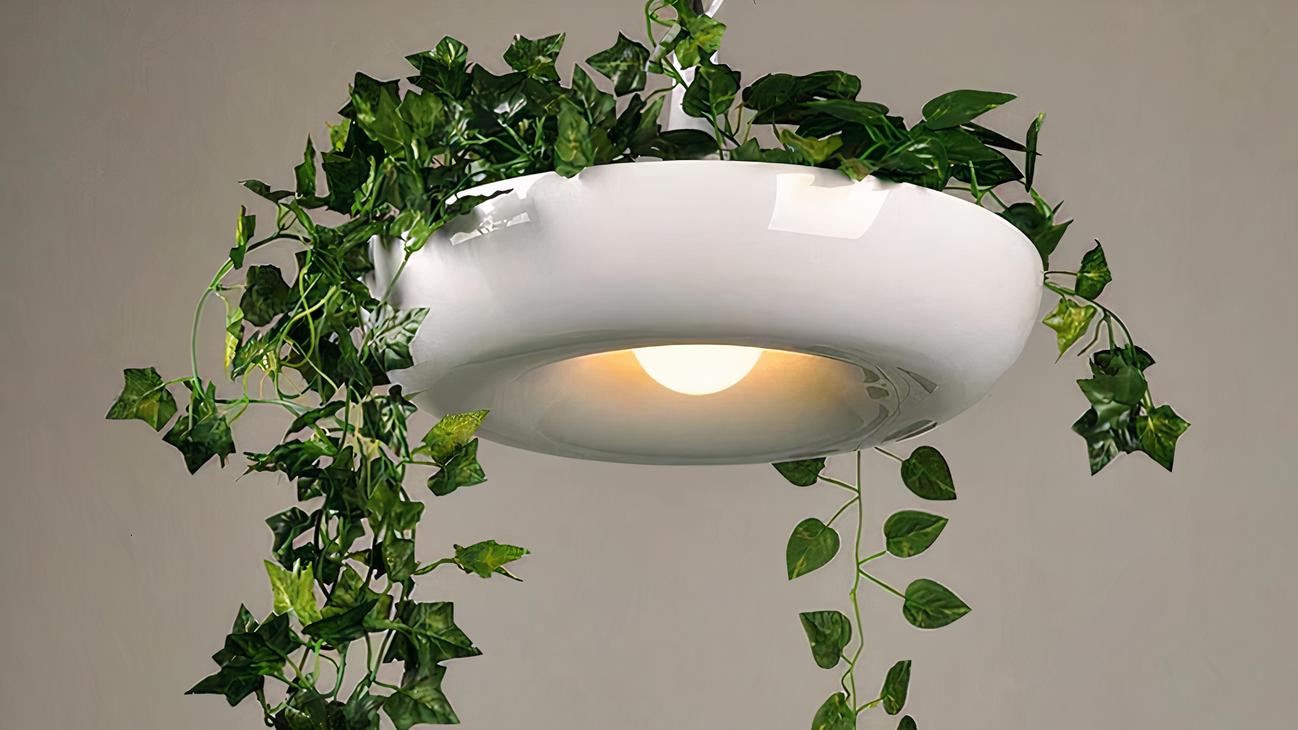 Suspension plante pratique et décorative au design moderne allumée sur fond gris