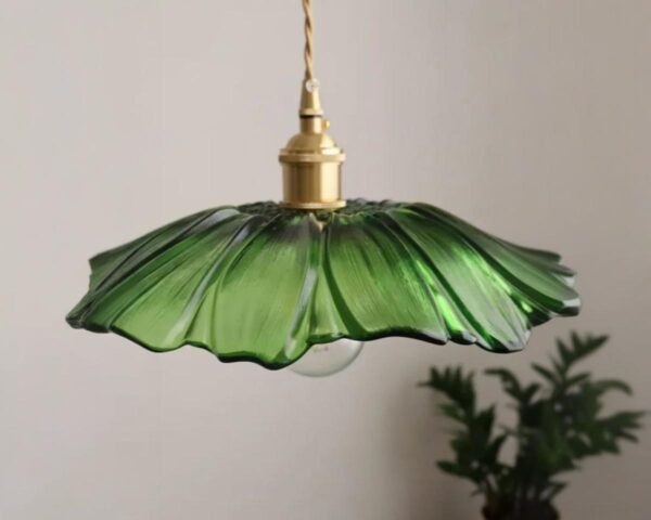 Suspension rétro en verre style japonais, de couleur verte, suspendu dans une pièce de vie, fond beige clair.