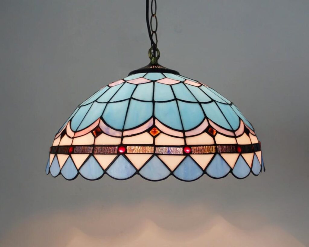 Suspension rétro vitrail baroque bleu, allumé et suspendu.