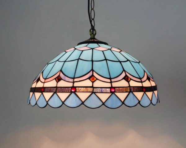 Suspension rétro vitrail baroque bleu, allumé et suspendu.