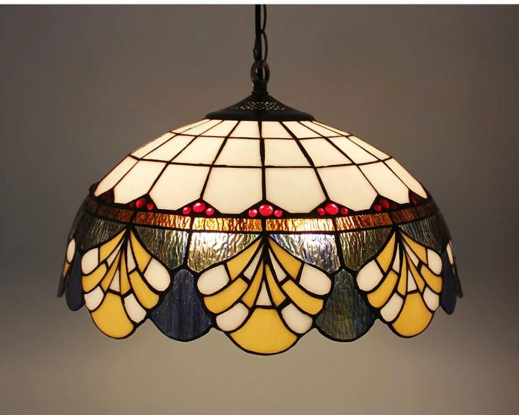 Suspension rétro vitrail vintage, de couleur beige suspendue et allumée, sur fond marron.