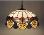 Suspension rétro vitrail vintage, de couleur beige suspendue et allumée, sur fond marron.