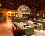 Suspension rotin artisanale et design dans une salle