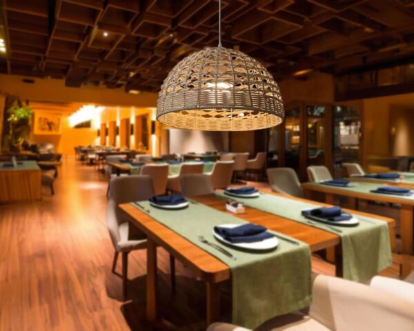 Suspension rotin artisanale et design dans une salle