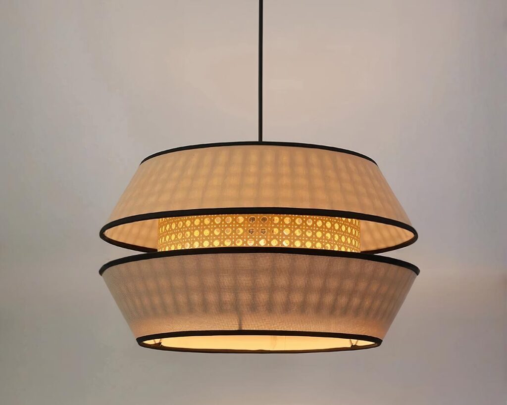 Suspension rotin et bambou de style moderne sur fond gris