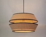 Suspension rotin et bambou de style moderne sur fond gris
