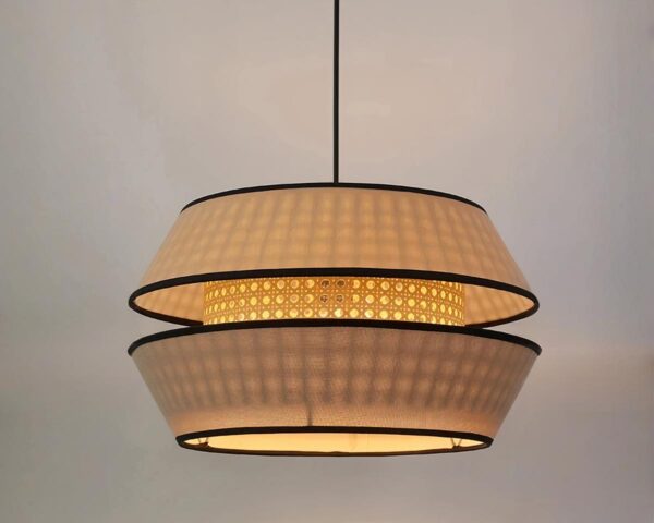 Suspension rotin et bambou de style moderne sur fond gris
